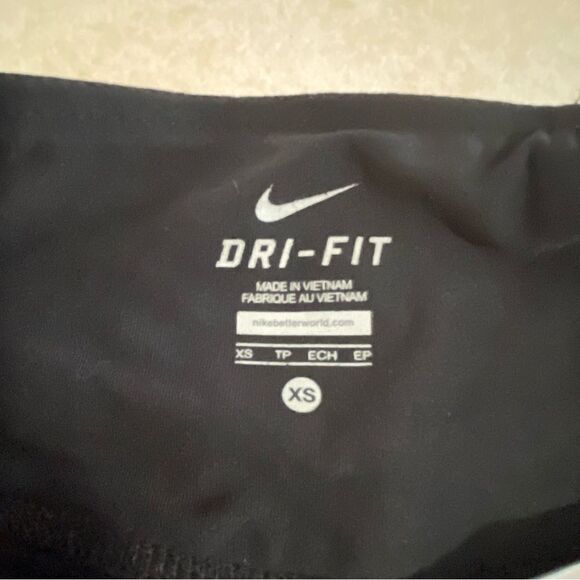 Nike Women’s Black Capri legging crop pants size XS flare cropped yoga workout - Picture 3 of 5